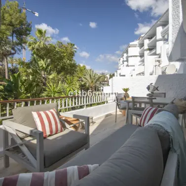 Sale of middle floor apartment in The Golden Mile