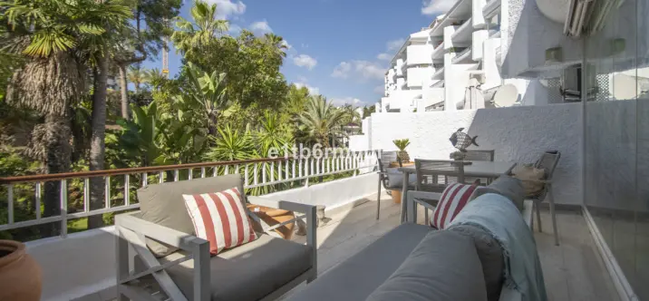 Sale of middle floor apartment in The Golden Mile 1