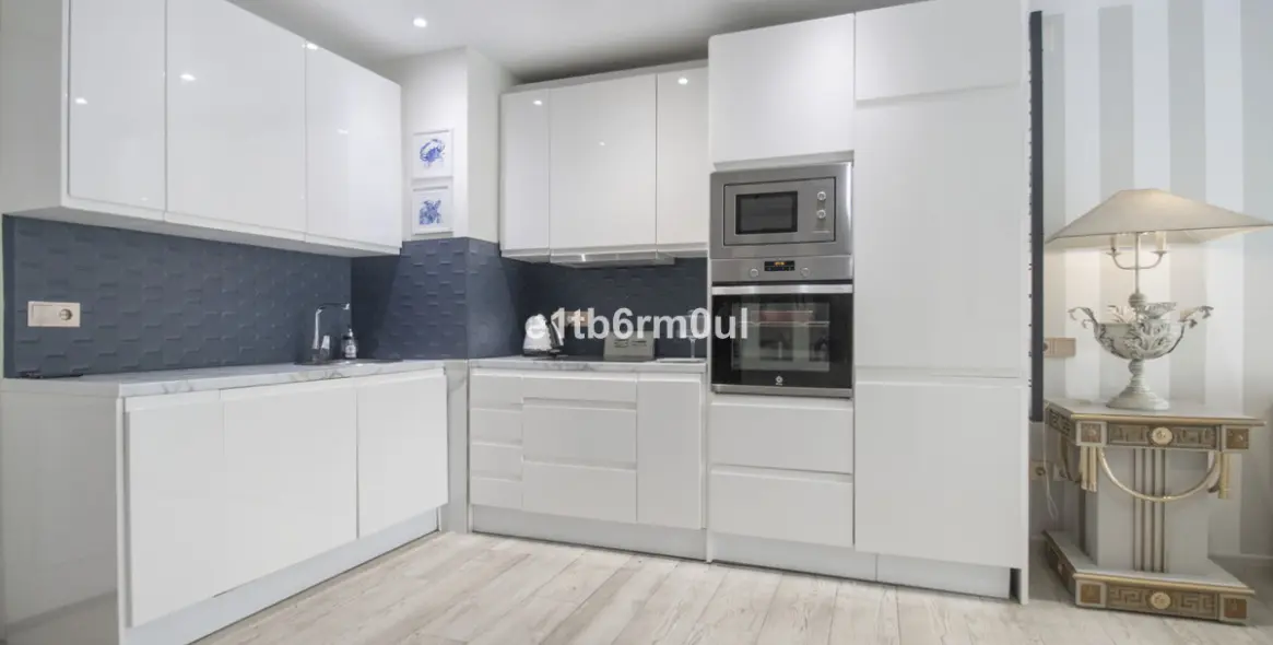Sale of middle floor apartment in The Golden Mile 3