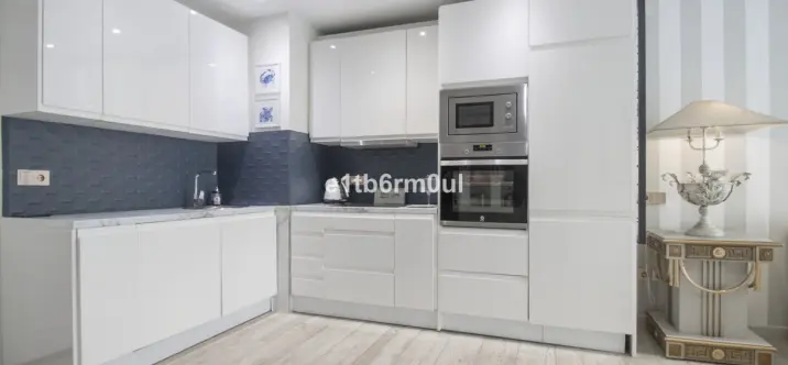 Sale of middle floor apartment in The Golden Mile 2