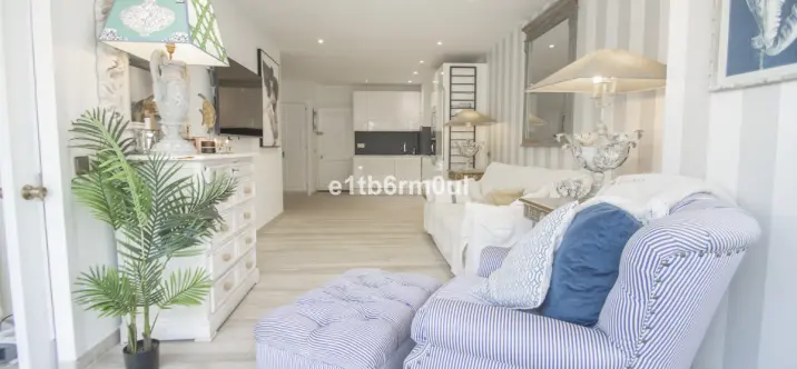 Sale of middle floor apartment in The Golden Mile 3