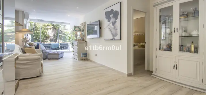 Sale of middle floor apartment in The Golden Mile 4