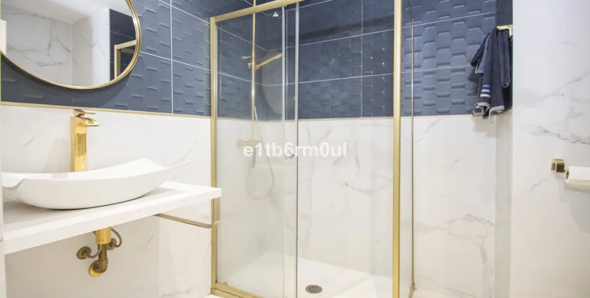 Sale of middle floor apartment in The Golden Mile 8