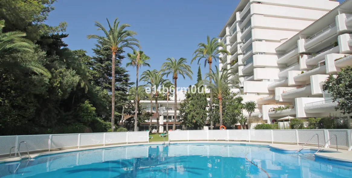 Sale of middle floor apartment in The Golden Mile 10