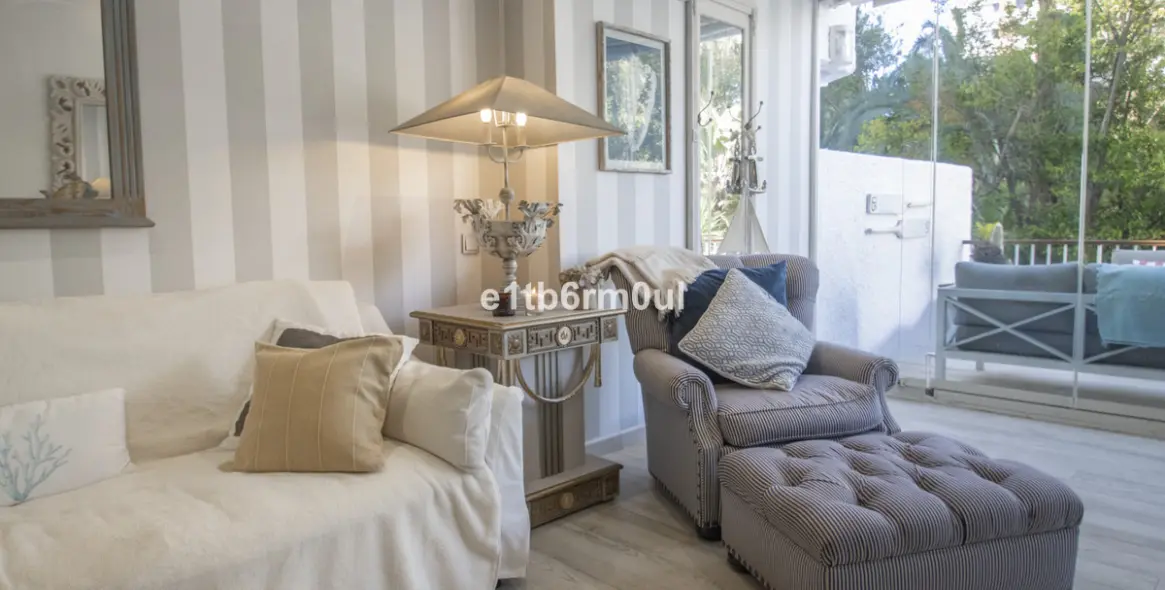 Sale of middle floor apartment in The Golden Mile 12