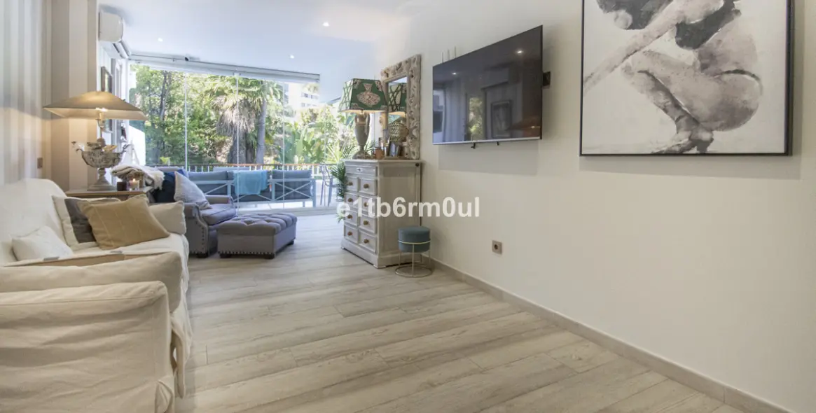 Sale of middle floor apartment in The Golden Mile 14
