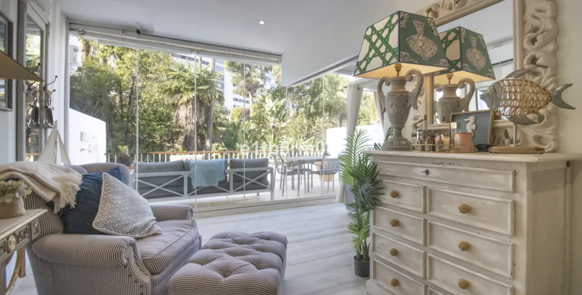 Sale of middle floor apartment in The Golden Mile 15