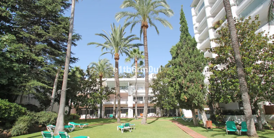 Sale of middle floor apartment in The Golden Mile 16
