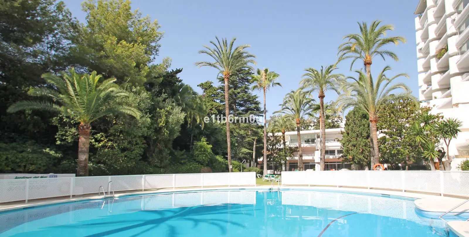 Sale of middle floor apartment in The Golden Mile 1