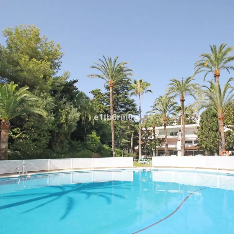 Sale of middle floor apartment in The Golden Mile