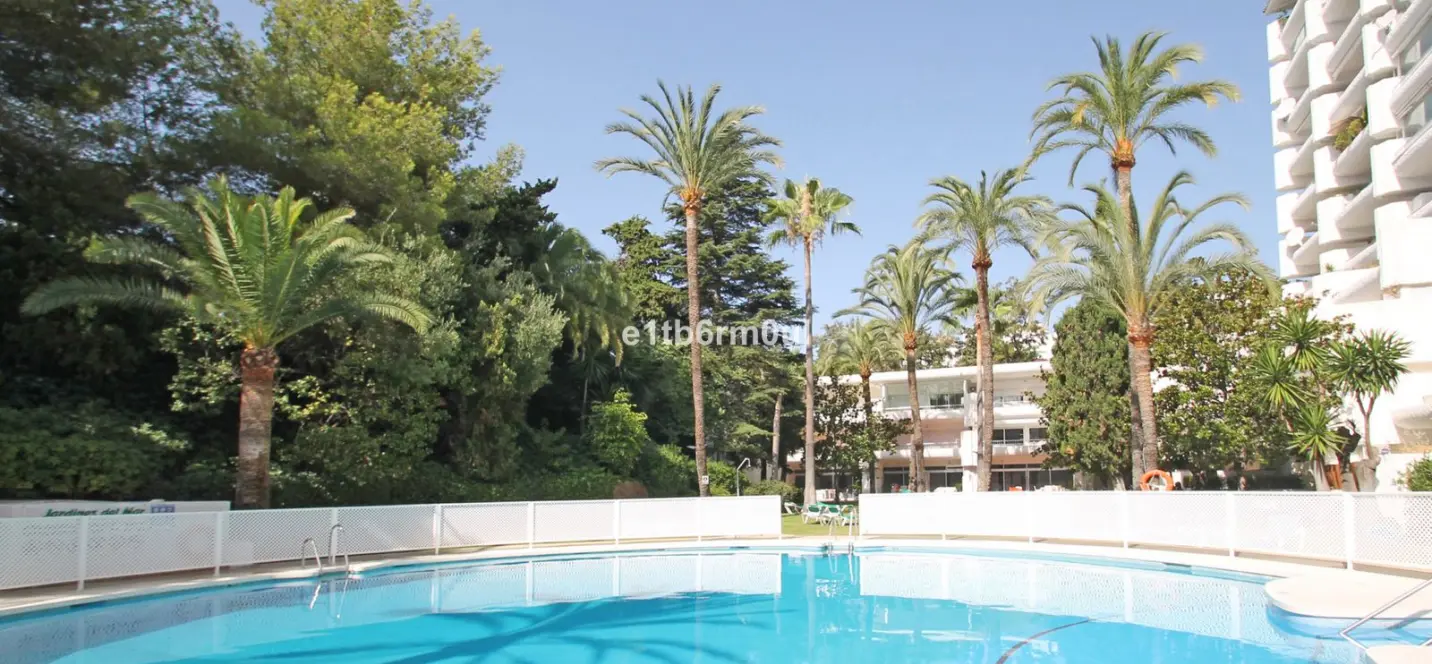 Sale of middle floor apartment in The Golden Mile 0