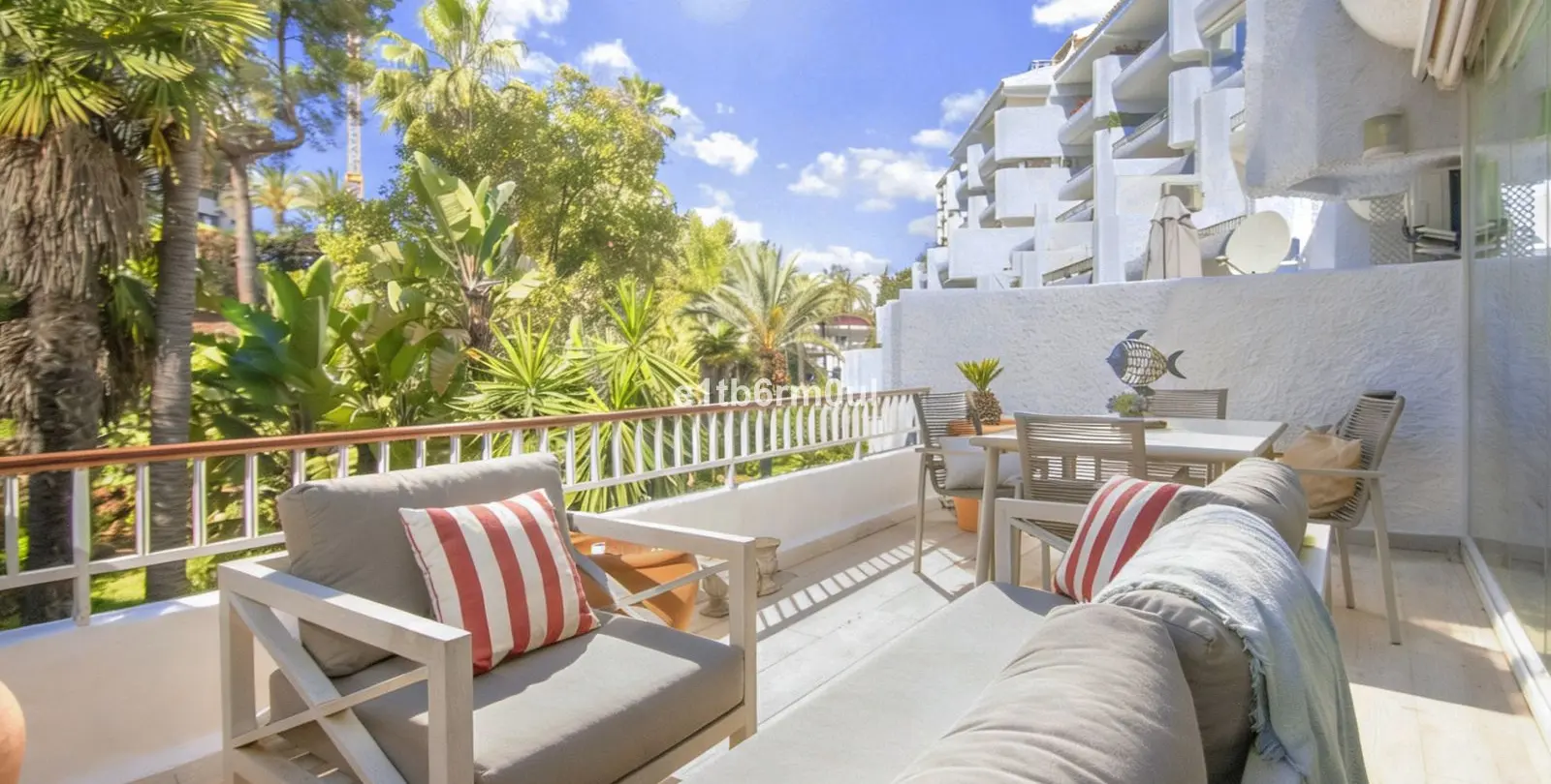 Sale of middle floor apartment in The Golden Mile 2