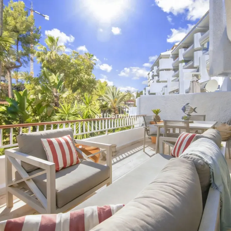 Sale of middle floor apartment in The Golden Mile