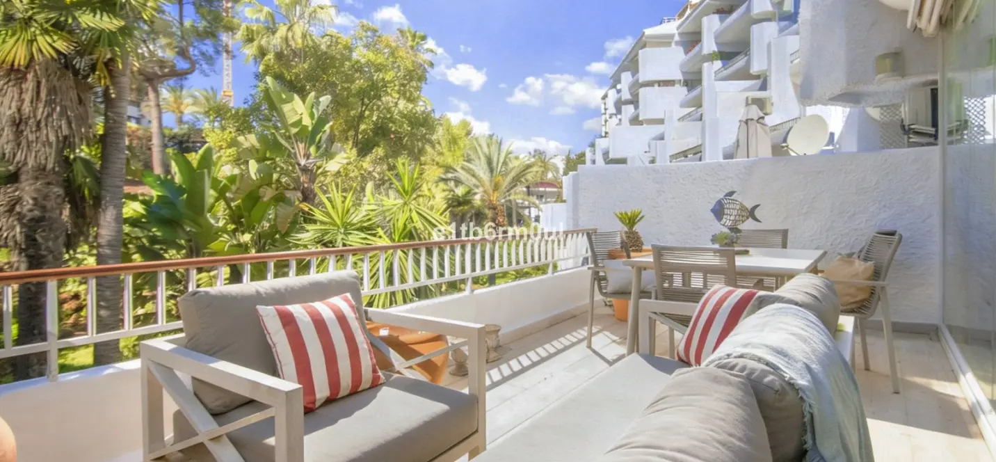 Sale of middle floor apartment in The Golden Mile 1
