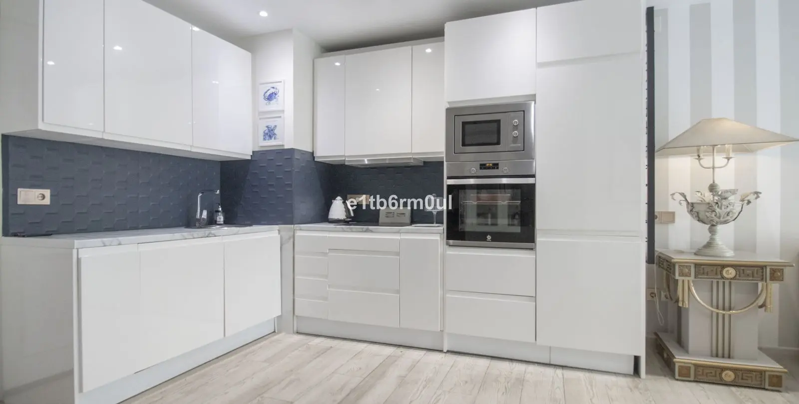 Sale of middle floor apartment in The Golden Mile 3