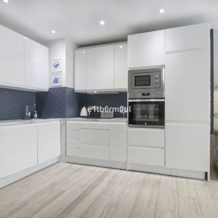 Sale of middle floor apartment in The Golden Mile