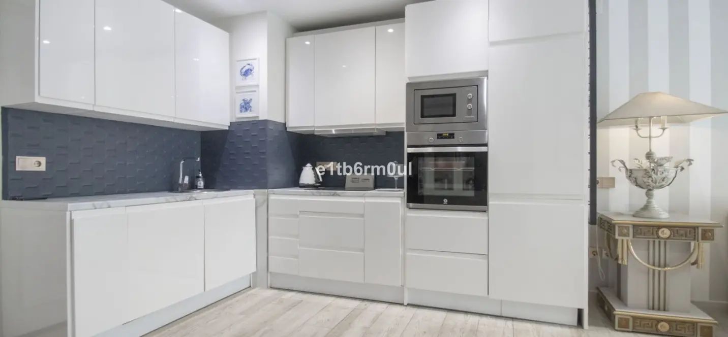 Sale of middle floor apartment in The Golden Mile 2