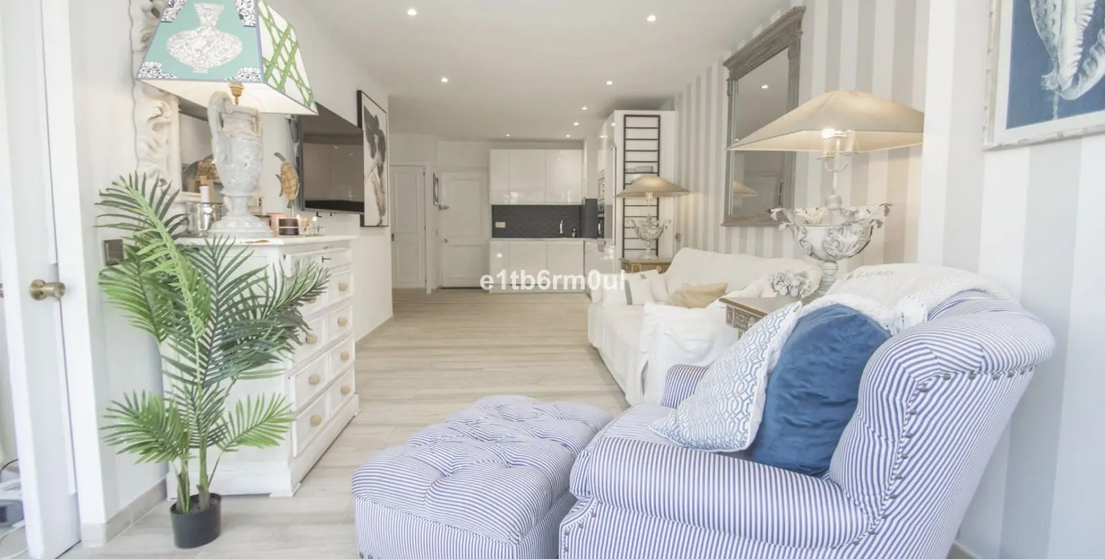 Sale of middle floor apartment in The Golden Mile 4