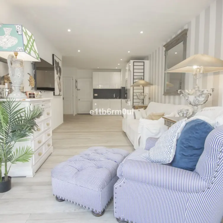Sale of middle floor apartment in The Golden Mile