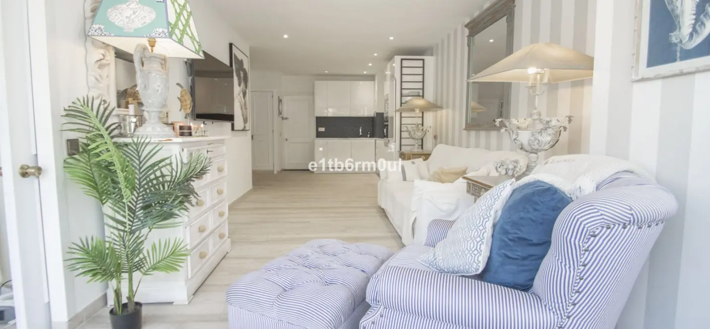 Sale of middle floor apartment in The Golden Mile 3