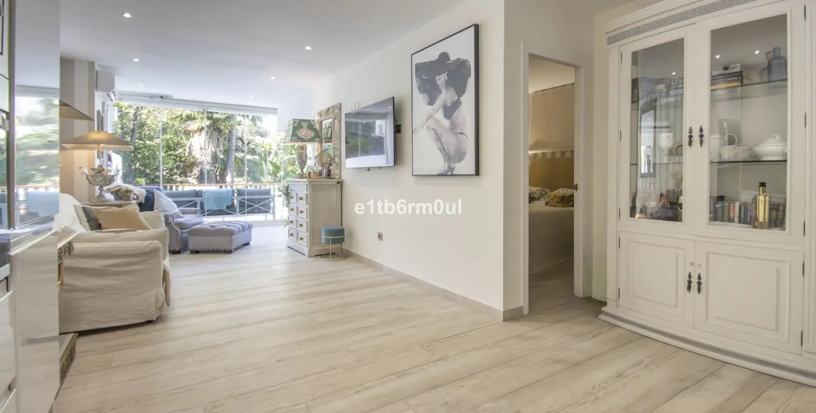Sale of middle floor apartment in The Golden Mile 5