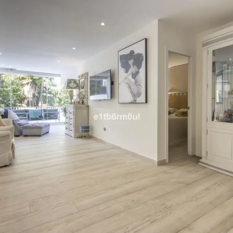 Sale of middle floor apartment in The Golden Mile