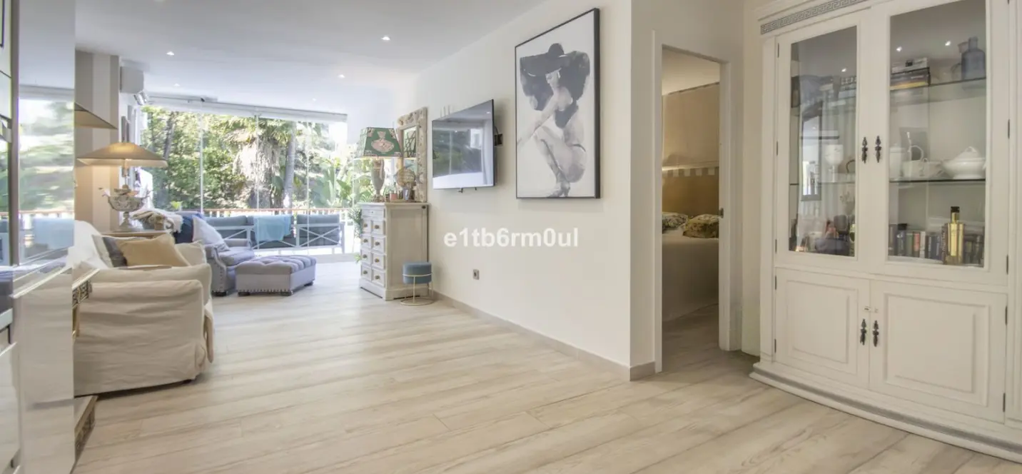 Sale of middle floor apartment in The Golden Mile 4