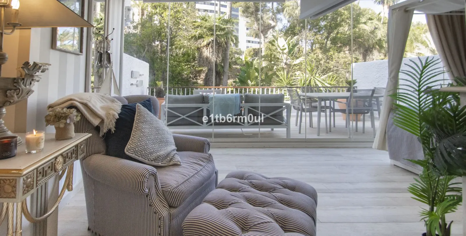 Sale of middle floor apartment in The Golden Mile 6