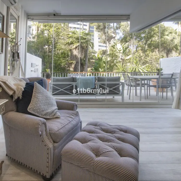 Sale of middle floor apartment in The Golden Mile