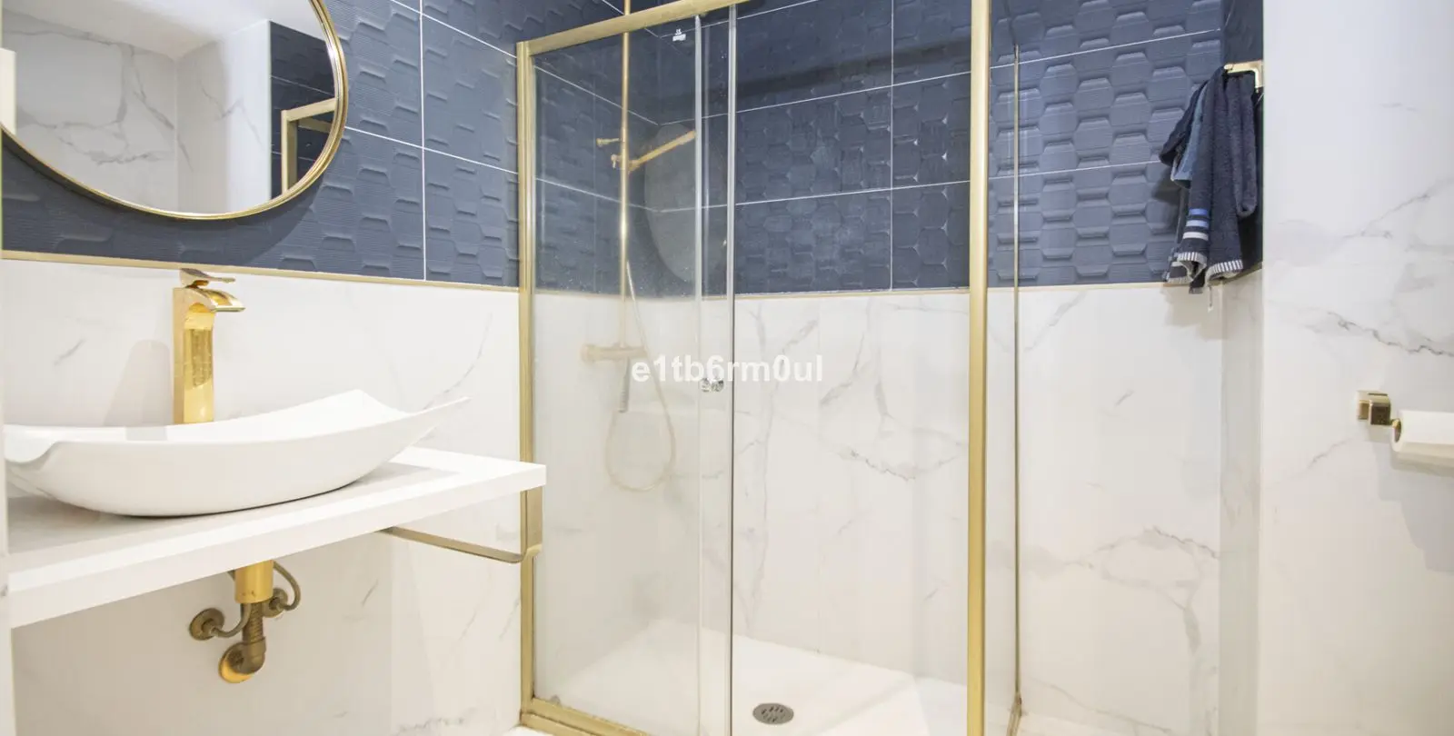 Sale of middle floor apartment in The Golden Mile 8