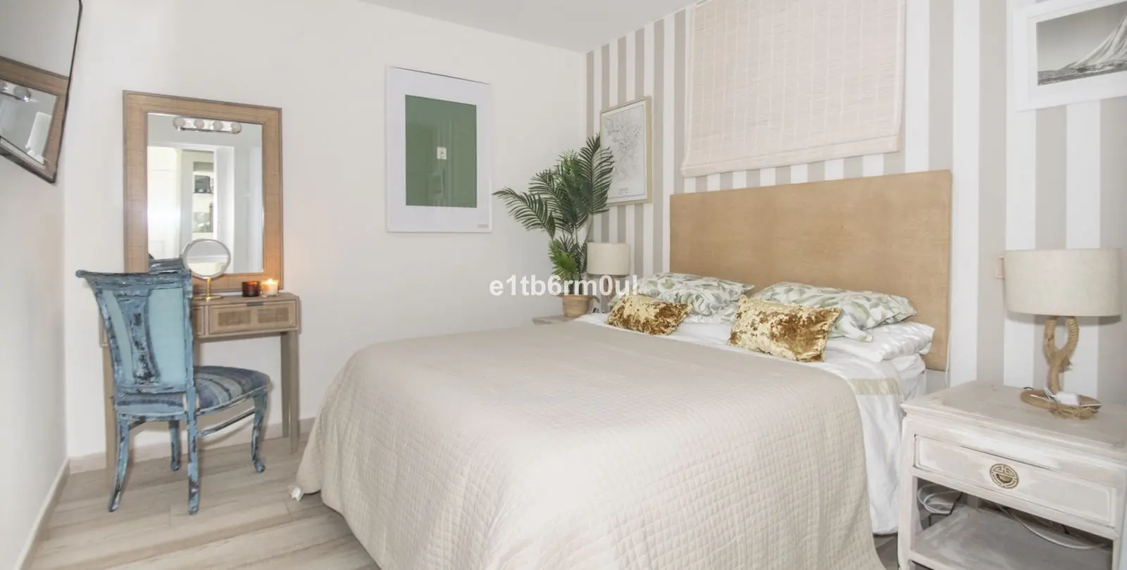 Sale of middle floor apartment in The Golden Mile 9