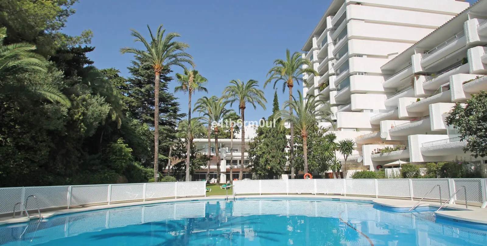 Sale of middle floor apartment in The Golden Mile 10