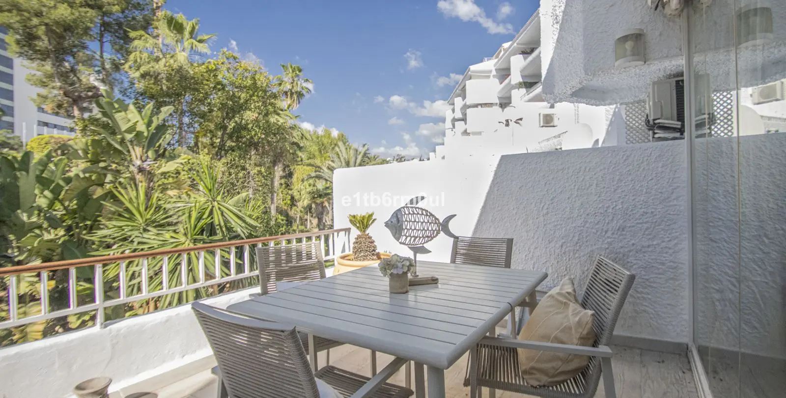 Sale of middle floor apartment in The Golden Mile 11