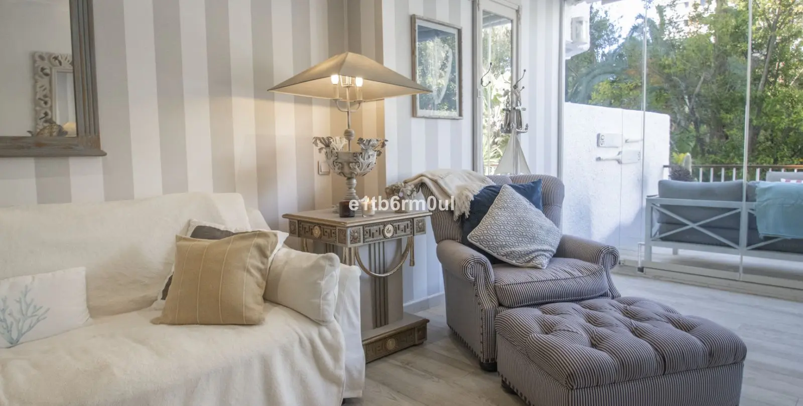 Sale of middle floor apartment in The Golden Mile 12