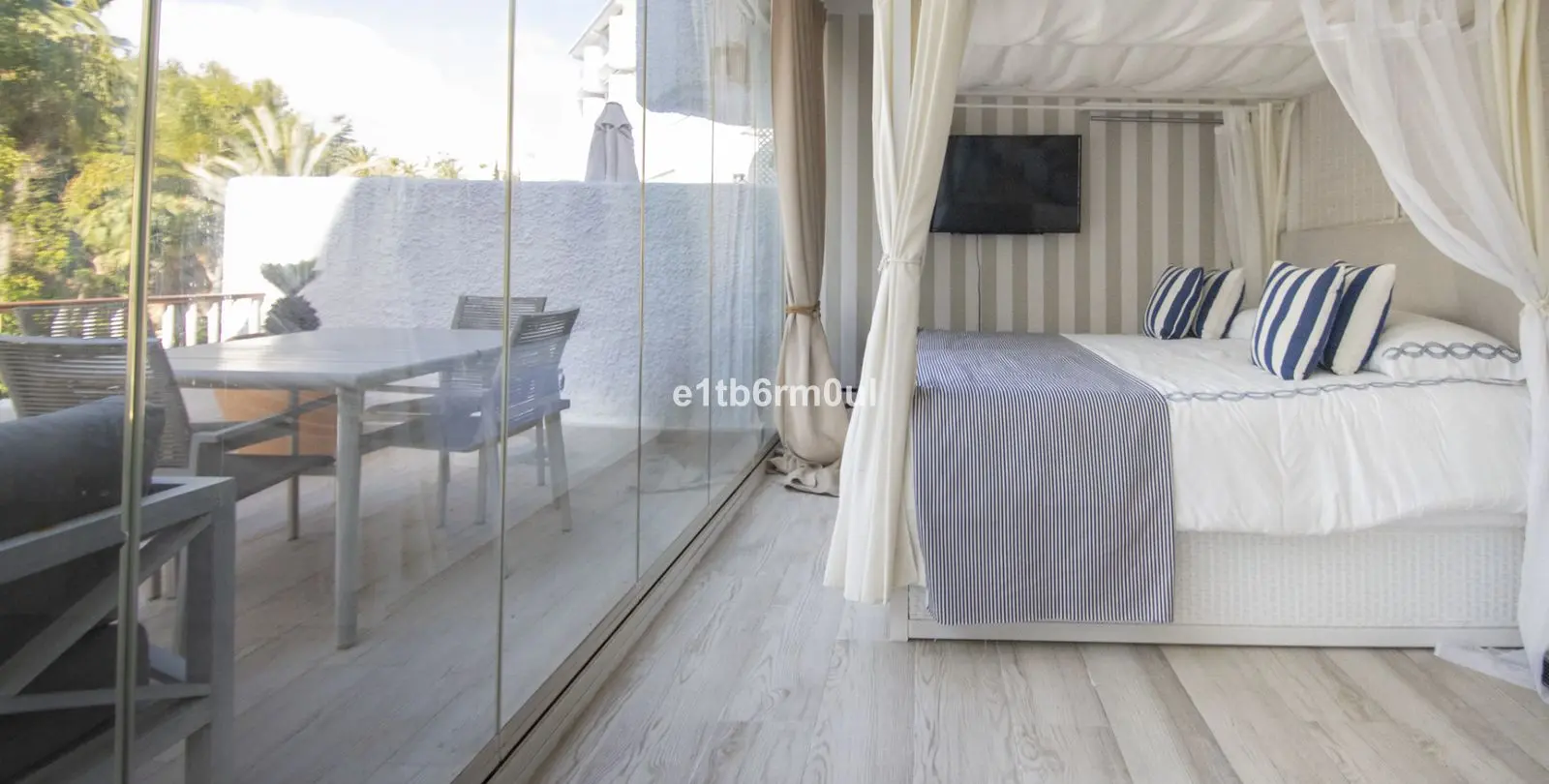Sale of middle floor apartment in The Golden Mile 13