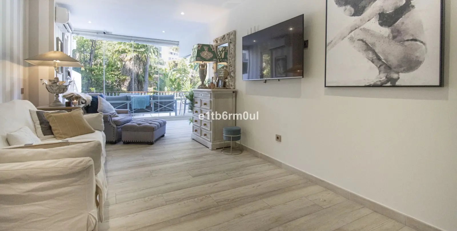 Sale of middle floor apartment in The Golden Mile 14