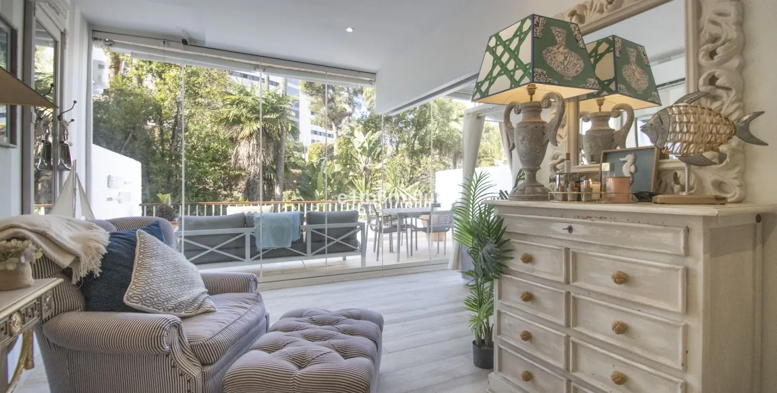 Sale of middle floor apartment in The Golden Mile 15