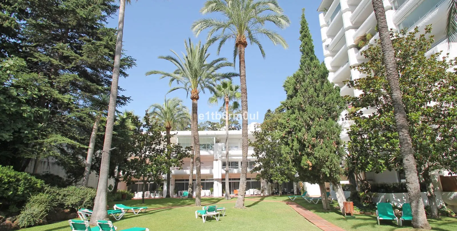 Sale of middle floor apartment in The Golden Mile 16