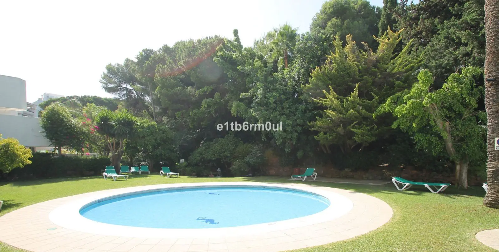 Sale of middle floor apartment in The Golden Mile 20