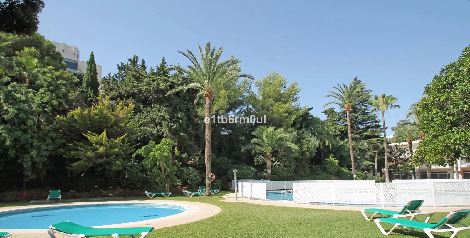Sale of middle floor apartment in The Golden Mile 21