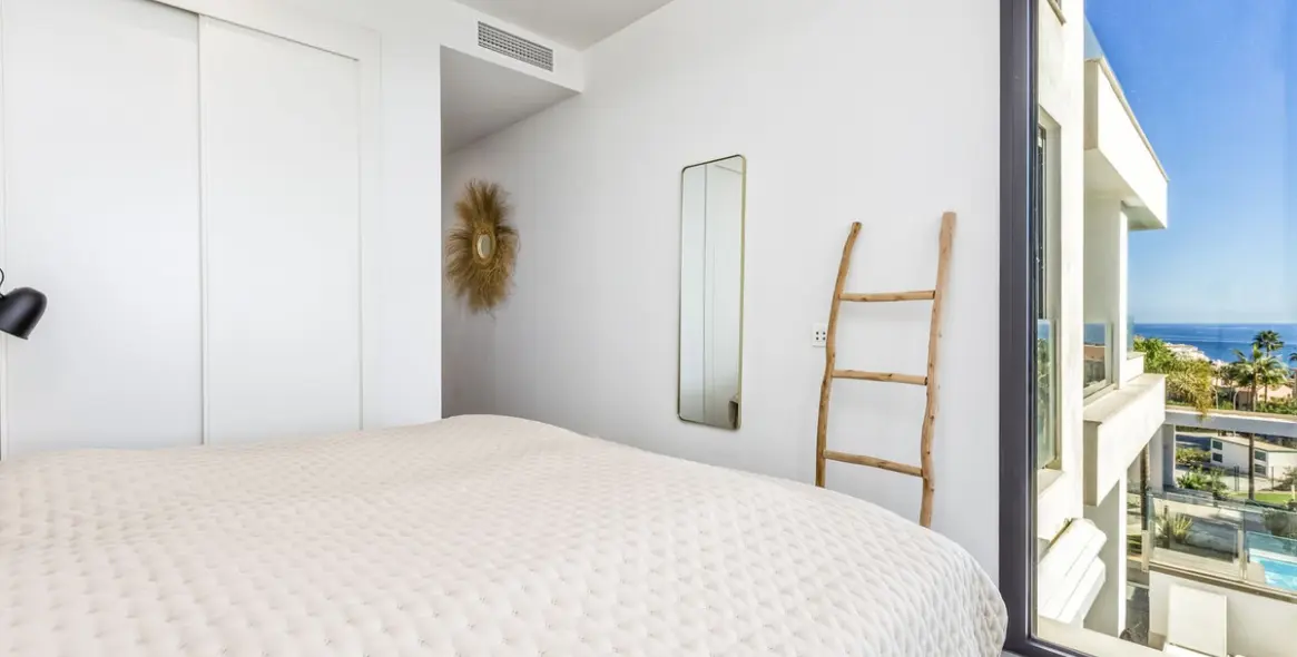Sale of middle floor apartment in Mijas Costa 15