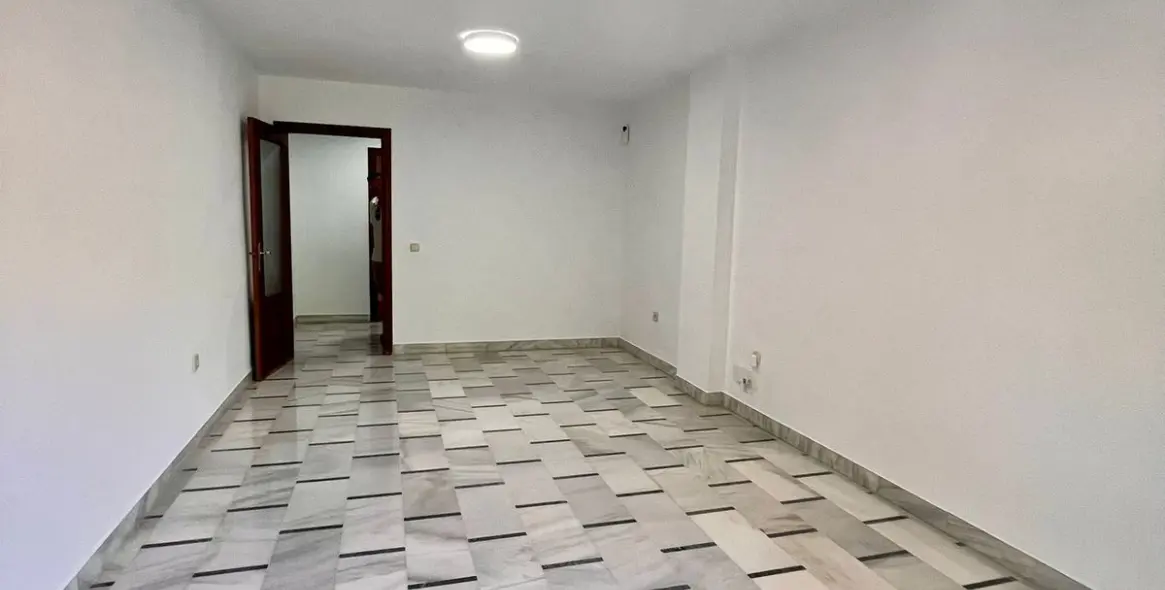 Sale of middle floor apartment in Málaga Centro 4