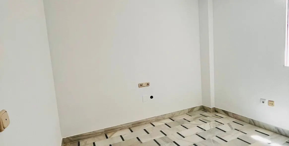 Sale of middle floor apartment in Málaga Centro 7