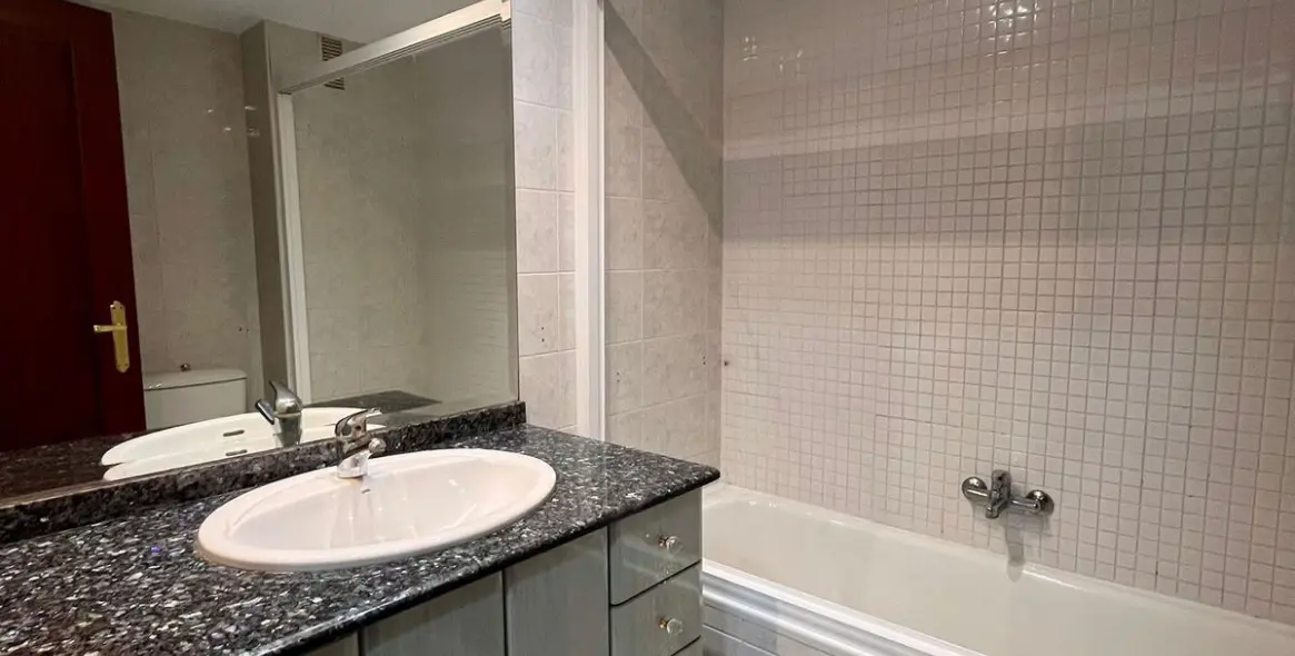 Sale of middle floor apartment in Málaga Centro 8