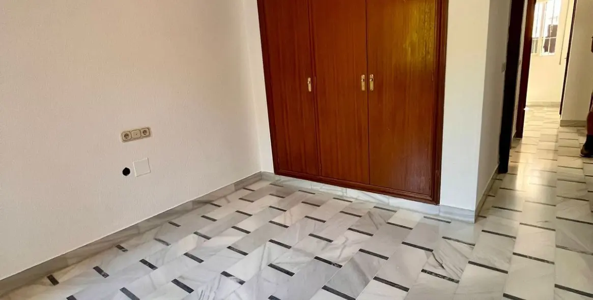 Sale of middle floor apartment in Málaga Centro 9
