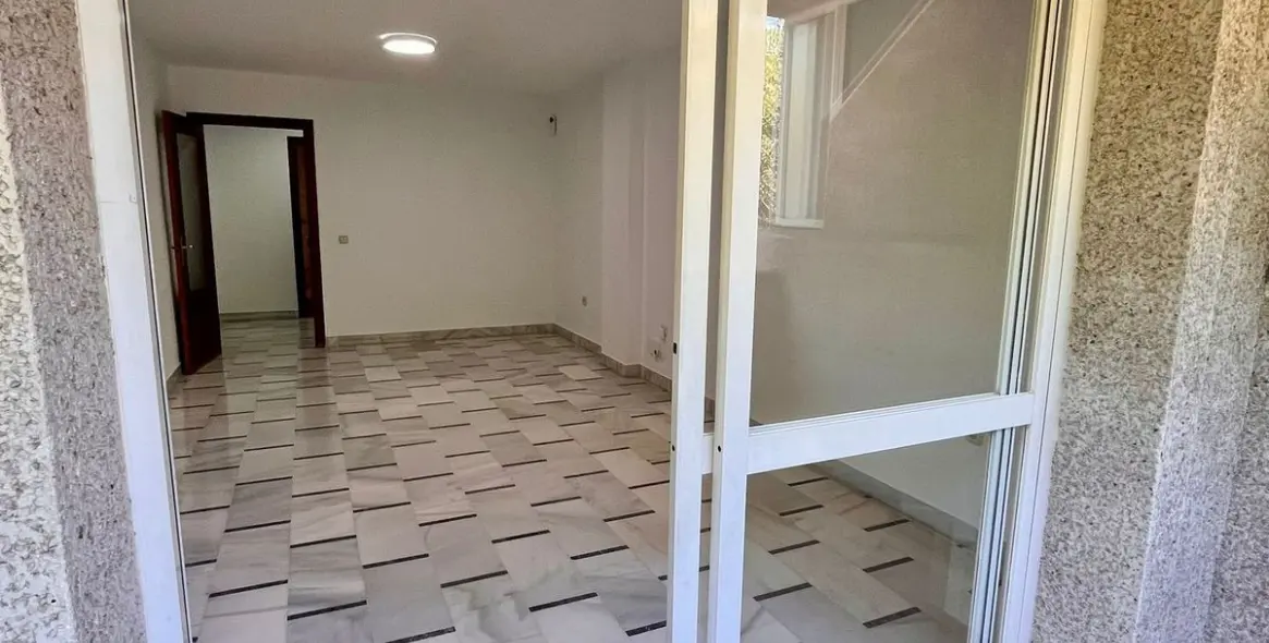 Sale of middle floor apartment in Málaga Centro 12