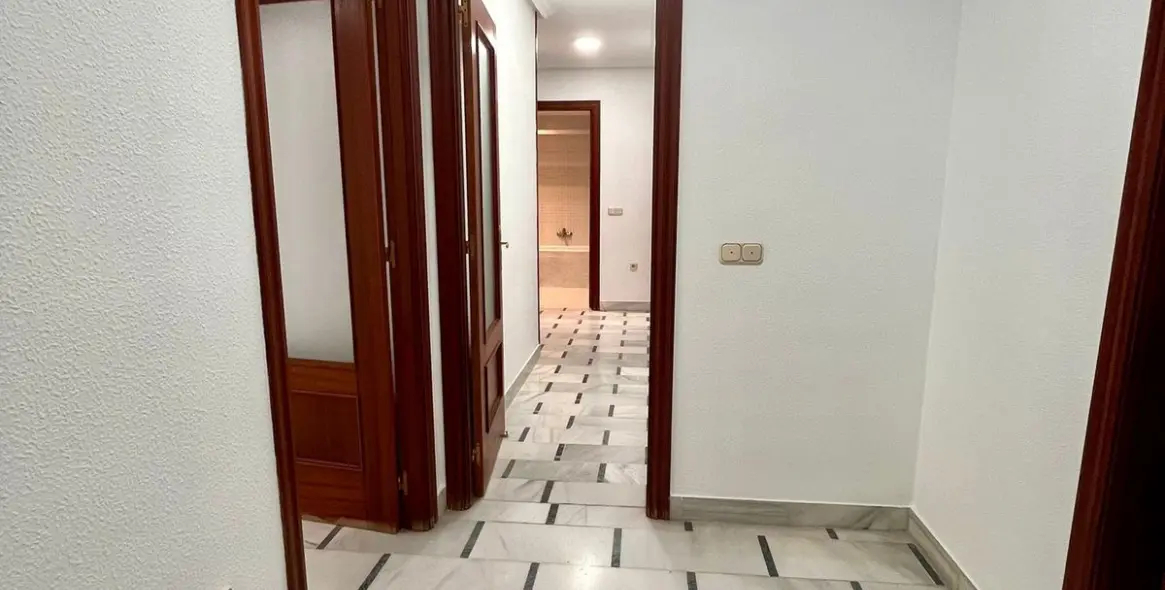 Sale of middle floor apartment in Málaga Centro 13