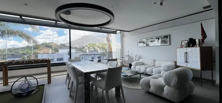 Venta de apartamento en planta media en Estepona 1