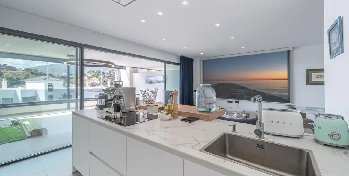 Venta de apartamento en planta media en Estepona 22