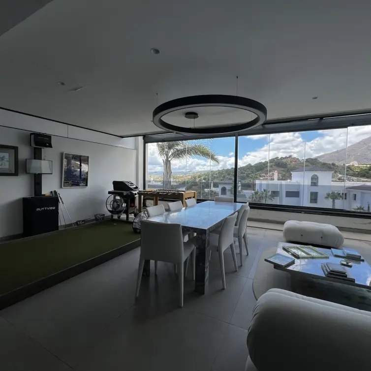 Продажа апартаментов на среднем этаже в Estepona
